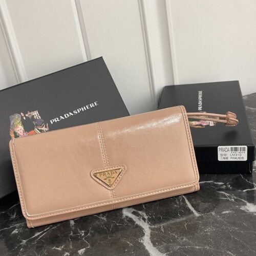 【AT13487】Pradaのピンクレザーウォレット：都会の女性向けのラグジュアリーアクセサリー | Prada Italy