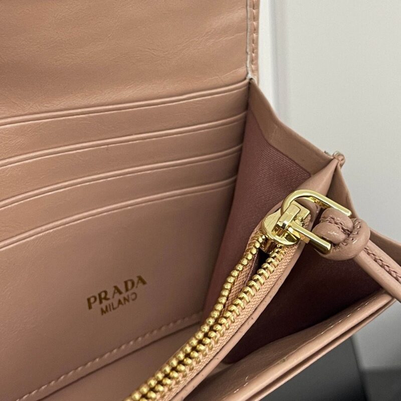 【AT13487】Pradaのピンクレザーウォレット：都会の女性向けのラグジュアリーアクセサリー | Prada Italy
