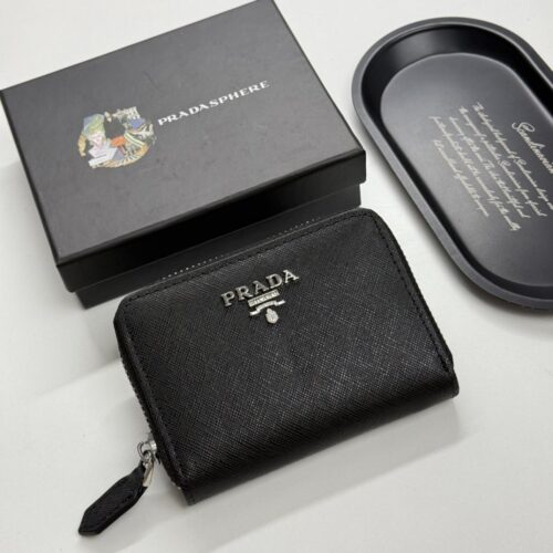 【AT13492】プラダ（Prada）高級カーフスキン財布 - 優雅なエンボスデザインと多機能カードスロット | Prada Italy