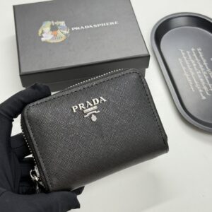 【AT13492】プラダ（Prada）高級カーフスキン財布 - 優雅なエンボスデザインと多機能カードスロット | Prada Italy