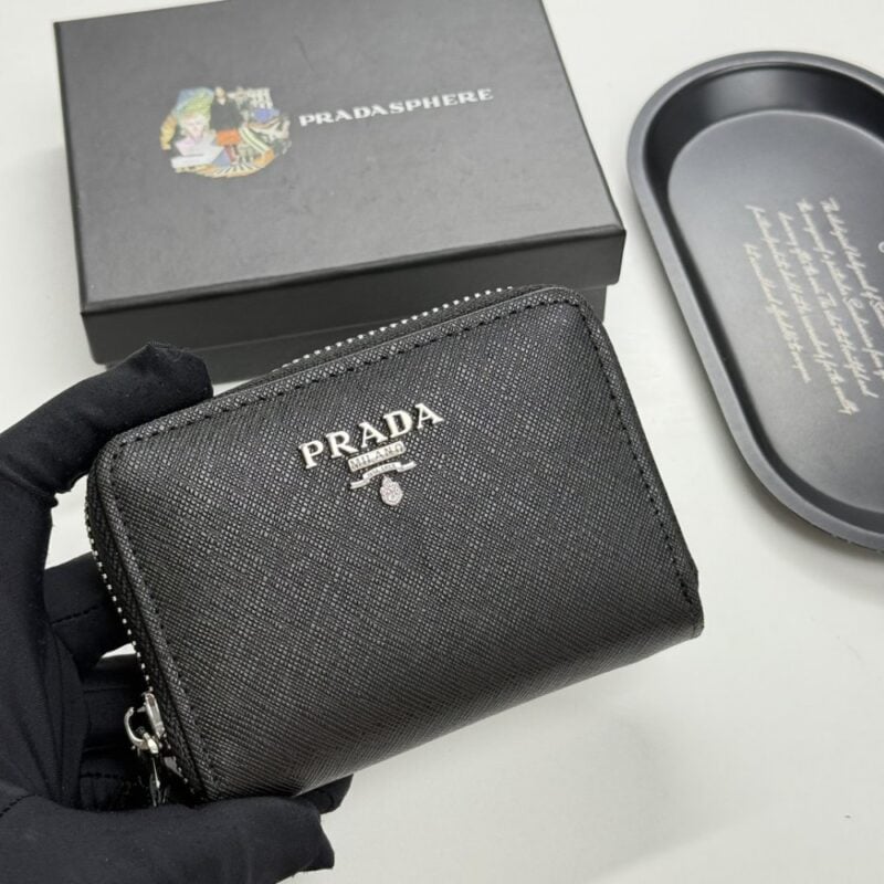 【AT13492】プラダ（Prada）高級カーフスキン財布 - 優雅なエンボスデザインと多機能カードスロット | Prada Italy
