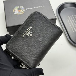 【AT13492】プラダ（Prada）高級カーフスキン財布 - 優雅なエンボスデザインと多機能カードスロット | Prada Italy