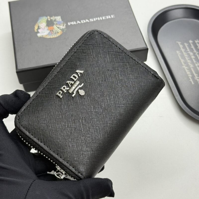 【AT13492】プラダ（Prada）高級カーフスキン財布 - 優雅なエンボスデザインと多機能カードスロット | Prada Italy