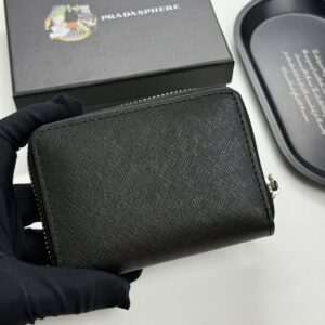 【AT13492】プラダ（Prada）高級カーフスキン財布 - 優雅なエンボスデザインと多機能カードスロット | Prada Italy