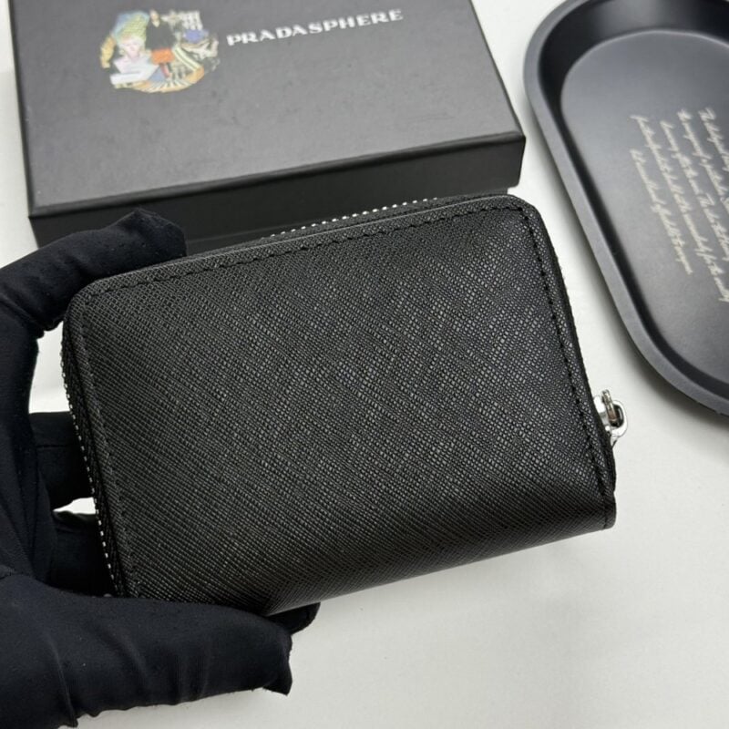 【AT13492】プラダ（Prada）高級カーフスキン財布 - 優雅なエンボスデザインと多機能カードスロット | Prada Italy