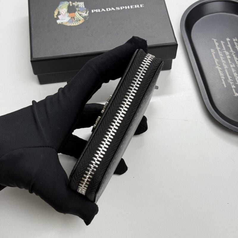 【AT13492】プラダ（Prada）高級カーフスキン財布 - 優雅なエンボスデザインと多機能カードスロット | Prada Italy
