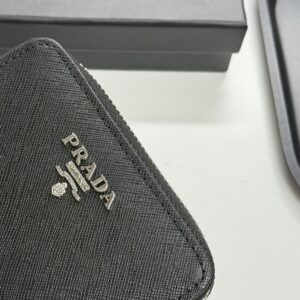 【AT13492】プラダ（Prada）高級カーフスキン財布 - 優雅なエンボスデザインと多機能カードスロット | Prada Italy