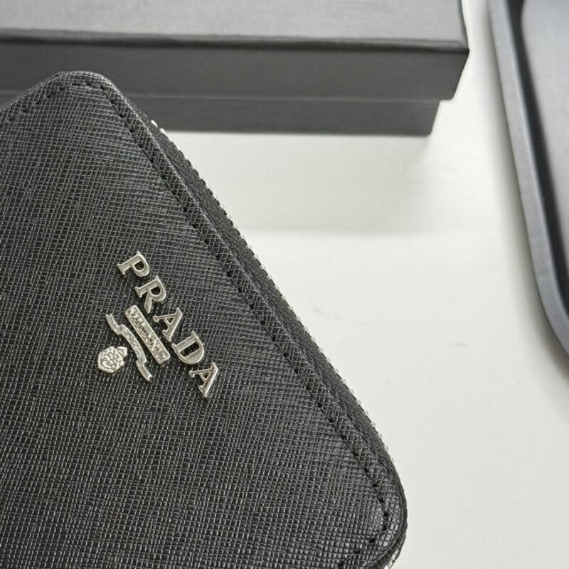 【AT13492】プラダ（Prada）高級カーフスキン財布 - 優雅なエンボスデザインと多機能カードスロット | Prada Italy
