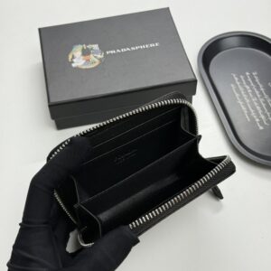【AT13492】プラダ（Prada）高級カーフスキン財布 - 優雅なエンボスデザインと多機能カードスロット | Prada Italy