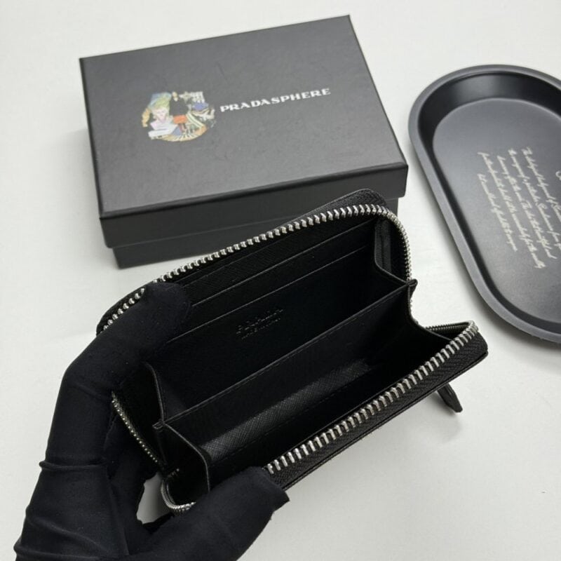 【AT13492】プラダ（Prada）高級カーフスキン財布 - 優雅なエンボスデザインと多機能カードスロット | Prada Italy