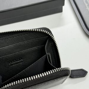 【AT13492】プラダ（Prada）高級カーフスキン財布 - 優雅なエンボスデザインと多機能カードスロット | Prada Italy