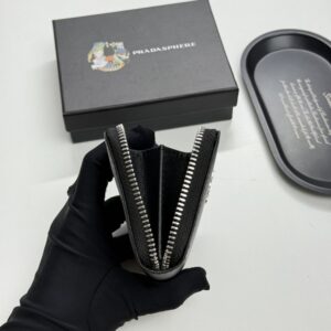 【AT13492】プラダ（Prada）高級カーフスキン財布 - 優雅なエンボスデザインと多機能カードスロット | Prada Italy