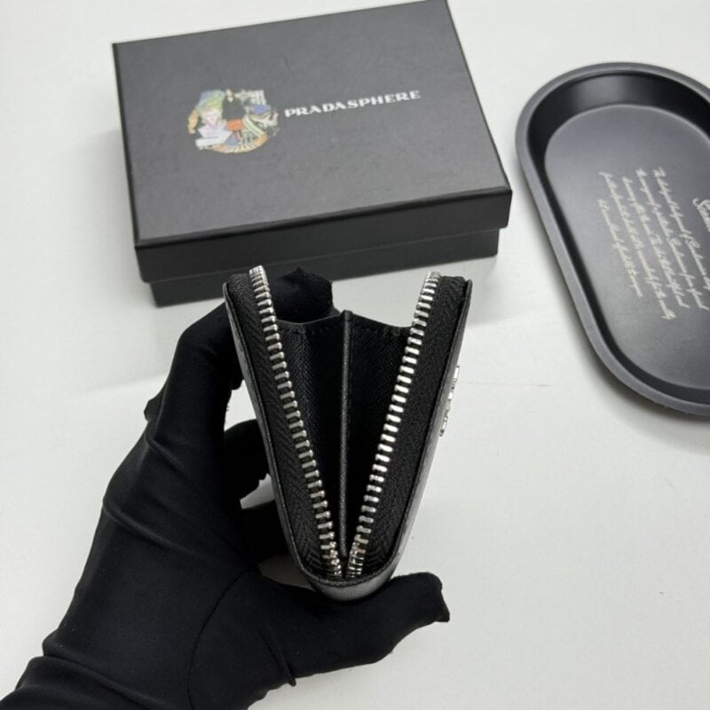 【AT13492】プラダ（Prada）高級カーフスキン財布 - 優雅なエンボスデザインと多機能カードスロット | Prada Italy