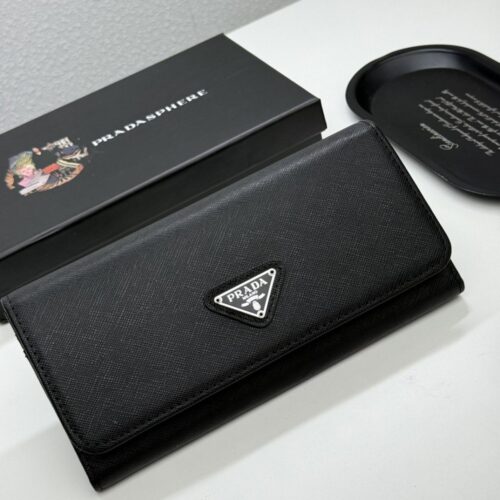 【AT13493】プラダのブラックカーフスキン財布 - 優雅でファッショナブルなスタイル | Prada Milano