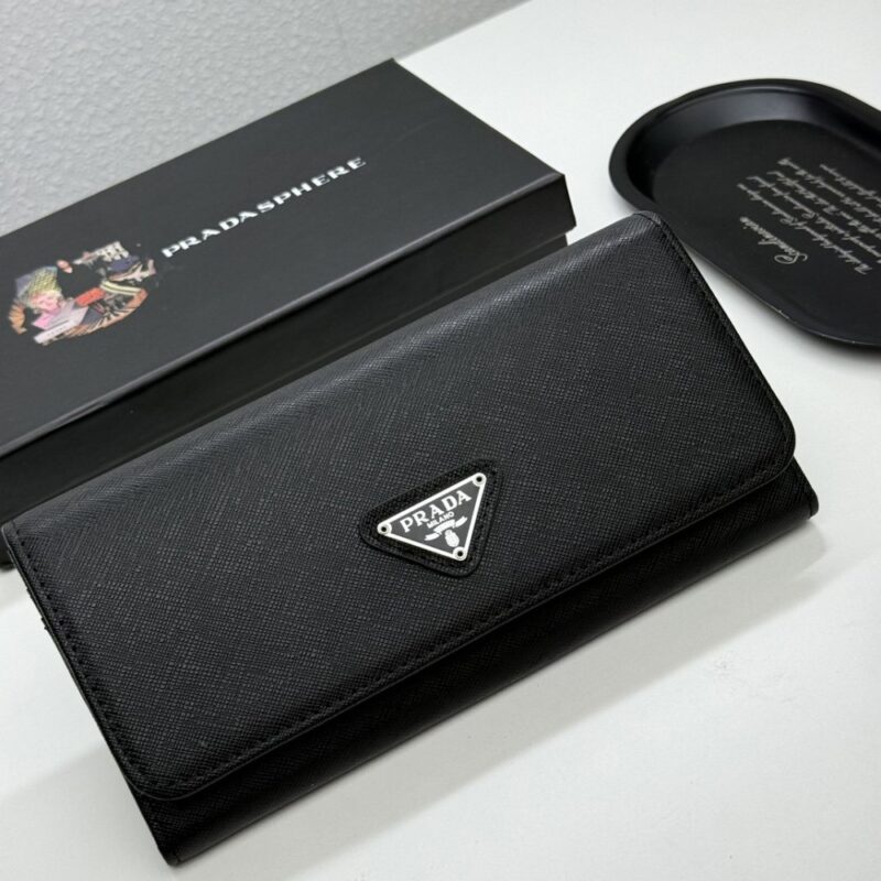 【AT13493】プラダのブラックカーフスキン財布 - 優雅でファッショナブルなスタイル | Prada Milano