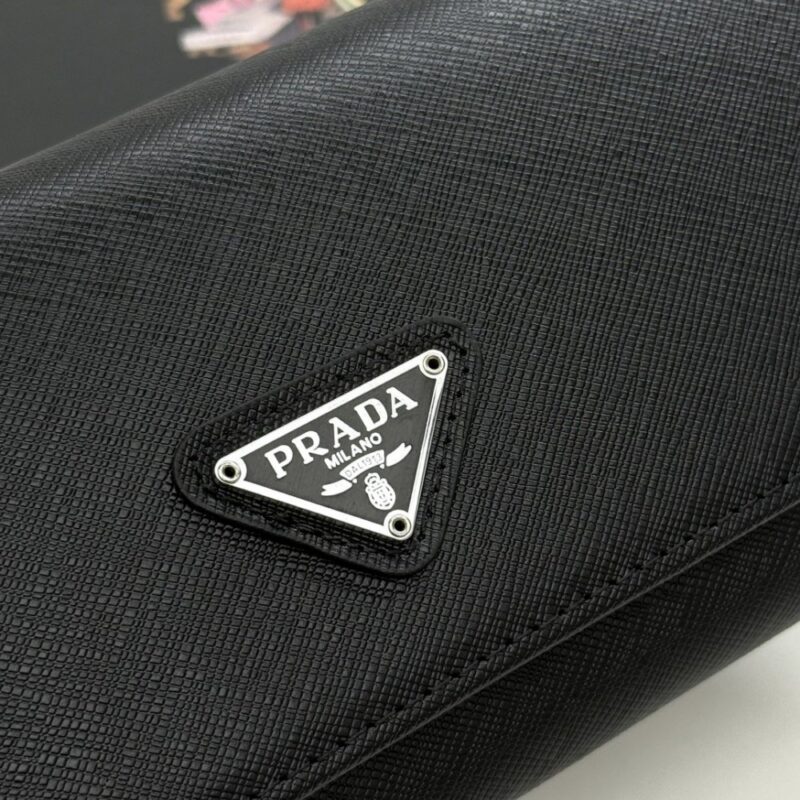 【AT13493】プラダのブラックカーフスキン財布 - 優雅でファッショナブルなスタイル | Prada Milano