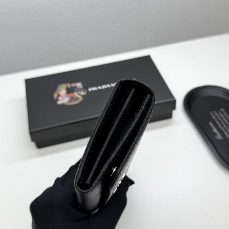 【AT13495】プラダのクラシックな高級財布 - 贅沢な輸入小牛革製、多機能内部スペース、ビジネスエリートに最適 | Prada