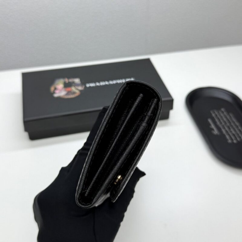 【AT13496】プラダのエレガントな小牛皮財布 - 上品なファッションセンスを表現 | Prada Milano