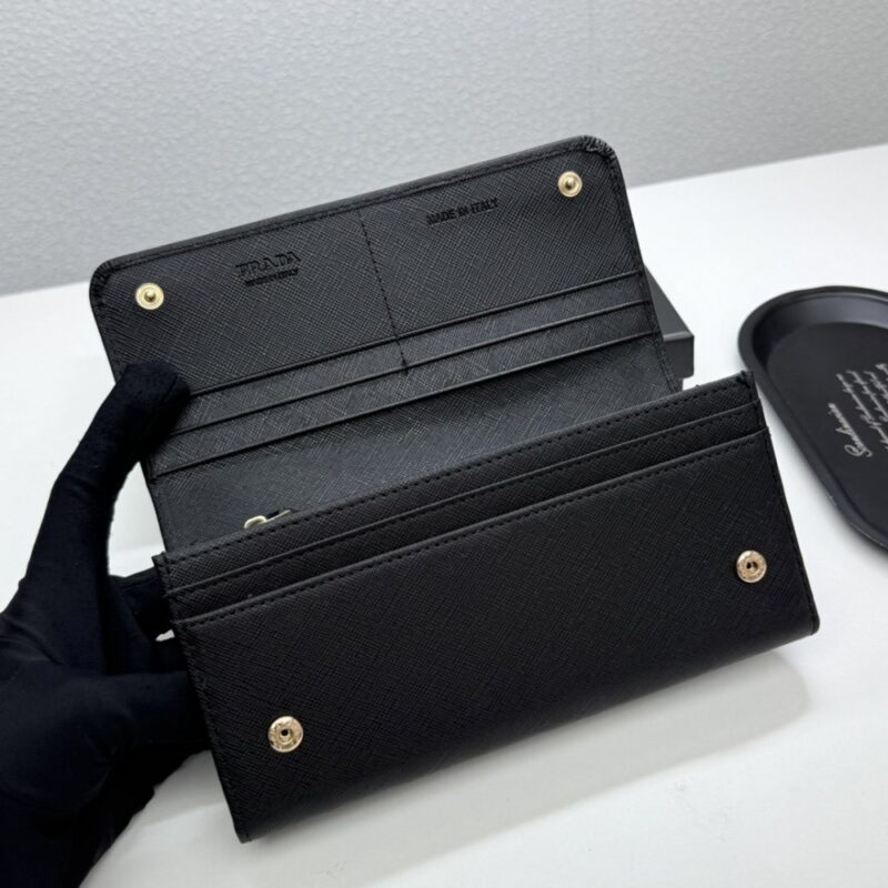 【AT13496】プラダのエレガントな小牛皮財布 - 上品なファッションセンスを表現 | Prada Milano