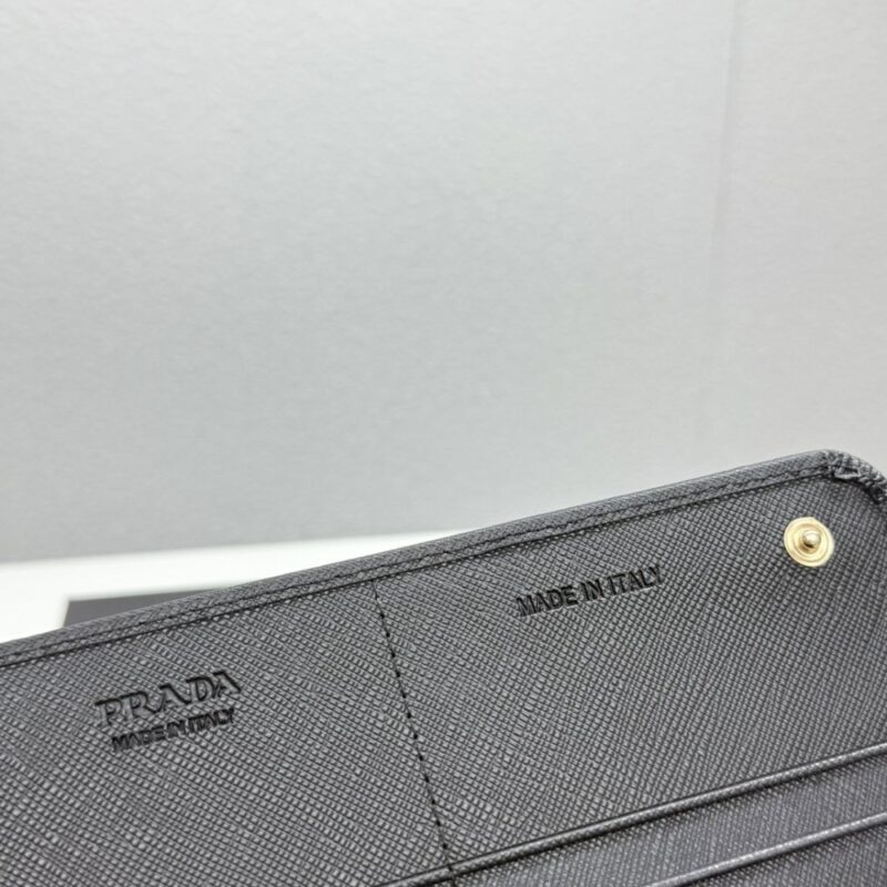 【AT13496】プラダのエレガントな小牛皮財布 - 上品なファッションセンスを表現 | Prada Milano