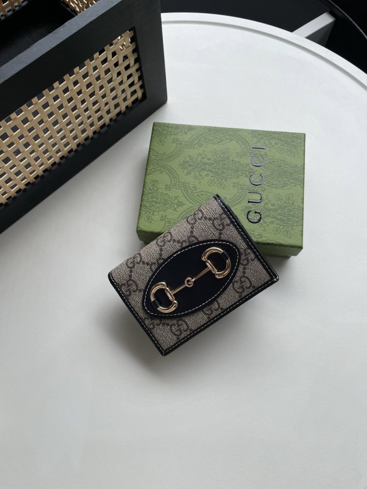 【AT13512】グッチ1955シリーズ ホースビット付き財布 GG Supremeキャンバス ベージュとウッドブラウン レザーアクセント クラウド柄裏地 | Gucci Italy
