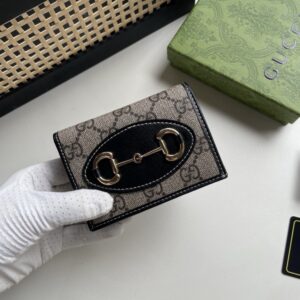 【AT13512】グッチ1955シリーズ ホースビット付き財布 GG Supremeキャンバス ベージュとウッドブラウン レザーアクセント クラウド柄裏地 | Gucci Italy