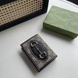 【AT13512】グッチ1955シリーズ ホースビット付き財布 GG Supremeキャンバス ベージュとウッドブラウン レザーアクセント クラウド柄裏地 | Gucci Italy