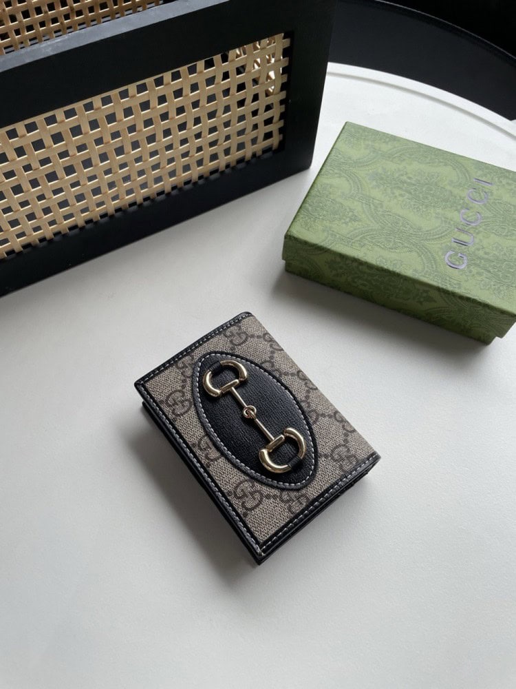 【AT13512】グッチ1955シリーズ ホースビット付き財布 GG Supremeキャンバス ベージュとウッドブラウン レザーアクセント クラウド柄裏地 | Gucci Italy