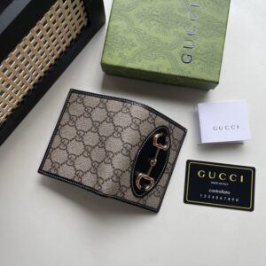 【AT13512】グッチ1955シリーズ ホースビット付き財布 GG Supremeキャンバス ベージュとウッドブラウン レザーアクセント クラウド柄裏地 | Gucci Italy