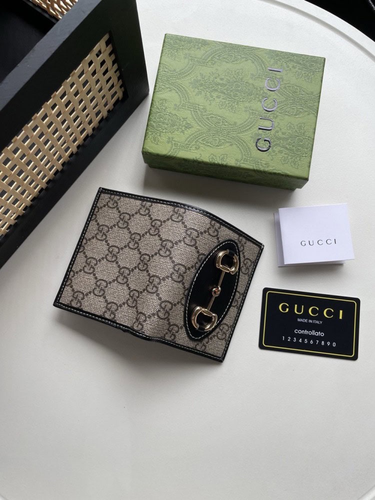 【AT13512】グッチ1955シリーズ ホースビット付き財布 GG Supremeキャンバス ベージュとウッドブラウン レザーアクセント クラウド柄裏地 | Gucci Italy