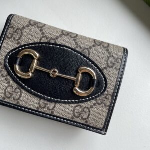 【AT13512】グッチ1955シリーズ ホースビット付き財布 GG Supremeキャンバス ベージュとウッドブラウン レザーアクセント クラウド柄裏地 | Gucci Italy
