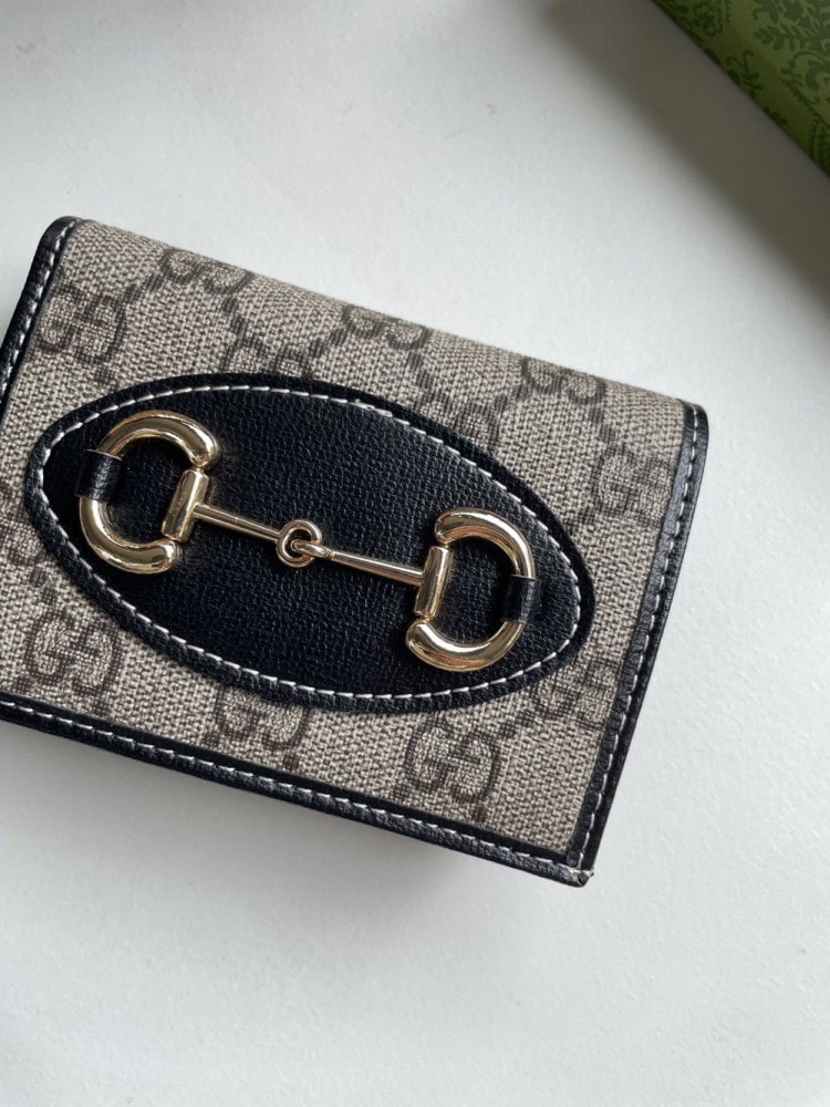 【AT13512】グッチ1955シリーズ ホースビット付き財布 GG Supremeキャンバス ベージュとウッドブラウン レザーアクセント クラウド柄裏地 | Gucci Italy