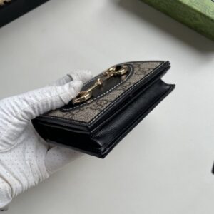 【AT13512】グッチ1955シリーズ ホースビット付き財布 GG Supremeキャンバス ベージュとウッドブラウン レザーアクセント クラウド柄裏地 | Gucci Italy