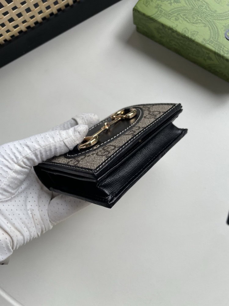【AT13512】グッチ1955シリーズ ホースビット付き財布 GG Supremeキャンバス ベージュとウッドブラウン レザーアクセント クラウド柄裏地 | Gucci Italy
