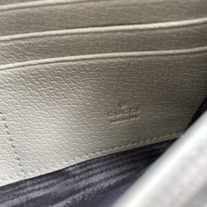 【AT13522】グッチのエレガントなベージュカラーの折りたたみ財布 – 都会の女性のためのファッショナブルアイテム | Gucci Firenze