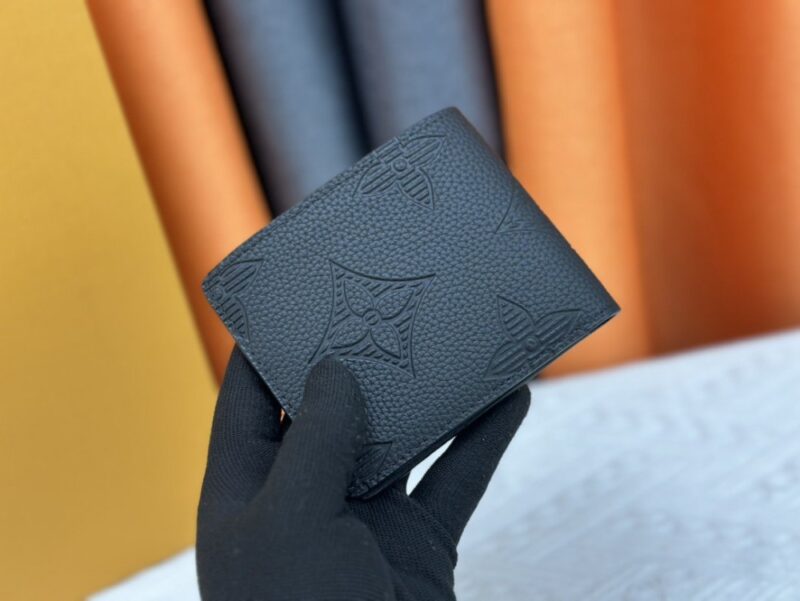 【AT13527】エンボスレザー名刺入れ ブラック ビジネスエリート向け高級 財布 ウォレット | Louis Vuitton