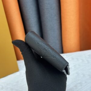 【AT13527】エンボスレザー名刺入れ ブラック ビジネスエリート向け高級 財布 ウォレット | Louis Vuitton