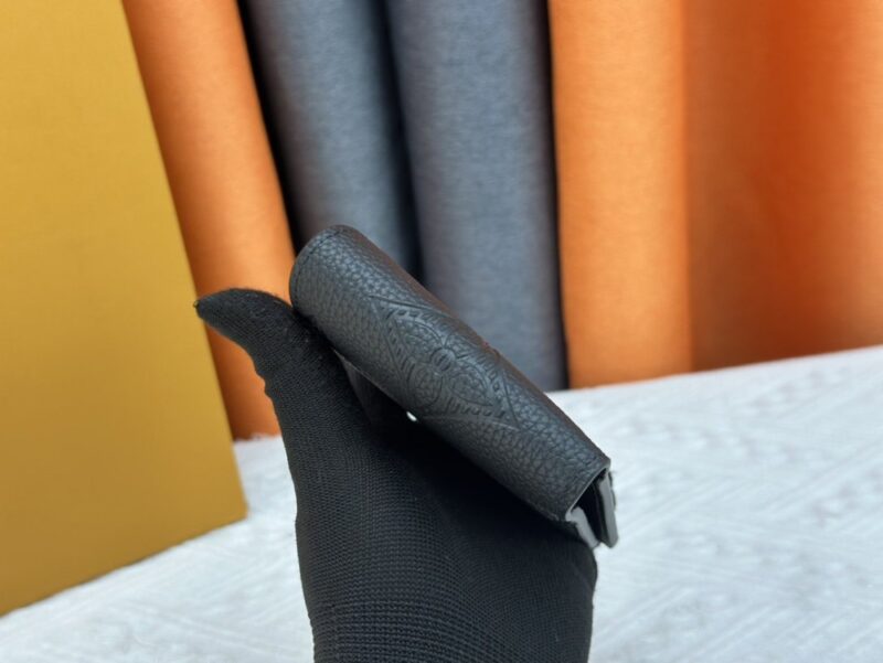 【AT13527】エンボスレザー名刺入れ ブラック ビジネスエリート向け高級 財布 ウォレット | Louis Vuitton