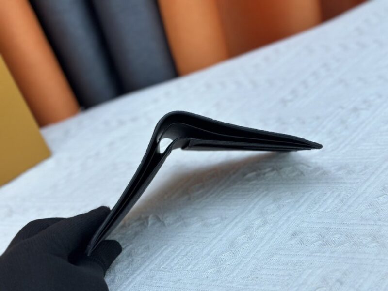 【AT13527】エンボスレザー名刺入れ ブラック ビジネスエリート向け高級 財布 ウォレット | Louis Vuitton