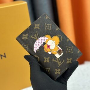 【AT13531】ルイ・ヴィトンのモノグラムパスポートケース - スタイリッシュで実用的な旅行アクセサリー | Louis Vuitton Paris