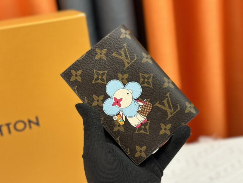 【AT13531】ルイ・ヴィトンのモノグラムパスポートケース - スタイリッシュで実用的な旅行アクセサリー | Louis Vuitton Paris
