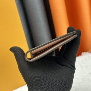 【AT13531】ルイ・ヴィトンのモノグラムパスポートケース - スタイリッシュで実用的な旅行アクセサリー | Louis Vuitton Paris