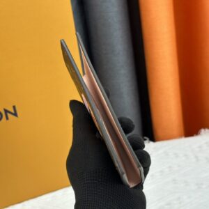 【AT13531】ルイ・ヴィトンのモノグラムパスポートケース - スタイリッシュで実用的な旅行アクセサリー | Louis Vuitton Paris