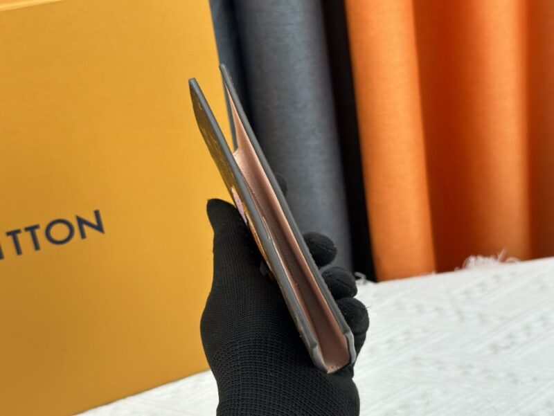 【AT13531】ルイ・ヴィトンのモノグラムパスポートケース - スタイリッシュで実用的な旅行アクセサリー | Louis Vuitton Paris