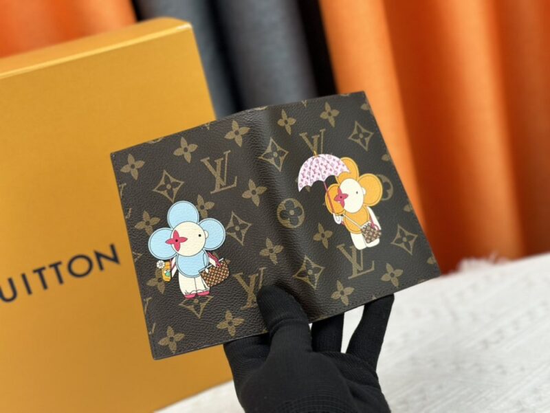 【AT13531】ルイ・ヴィトンのモノグラムパスポートケース - スタイリッシュで実用的な旅行アクセサリー | Louis Vuitton Paris