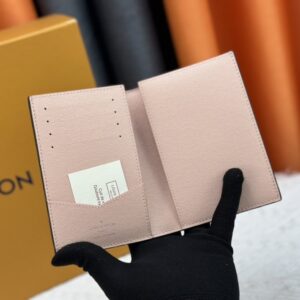 【AT13531】ルイ・ヴィトンのモノグラムパスポートケース - スタイリッシュで実用的な旅行アクセサリー | Louis Vuitton Paris