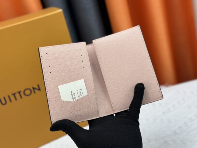 【AT13531】ルイ・ヴィトンのモノグラムパスポートケース - スタイリッシュで実用的な旅行アクセサリー | Louis Vuitton Paris