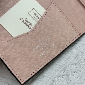 【AT13531】ルイ・ヴィトンのモノグラムパスポートケース - スタイリッシュで実用的な旅行アクセサリー | Louis Vuitton Paris