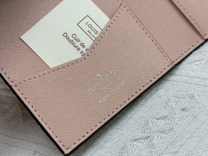 【AT13531】ルイ・ヴィトンのモノグラムパスポートケース - スタイリッシュで実用的な旅行アクセサリー | Louis Vuitton Paris