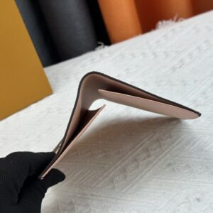 【AT13531】ルイ・ヴィトンのモノグラムパスポートケース - スタイリッシュで実用的な旅行アクセサリー | Louis Vuitton Paris
